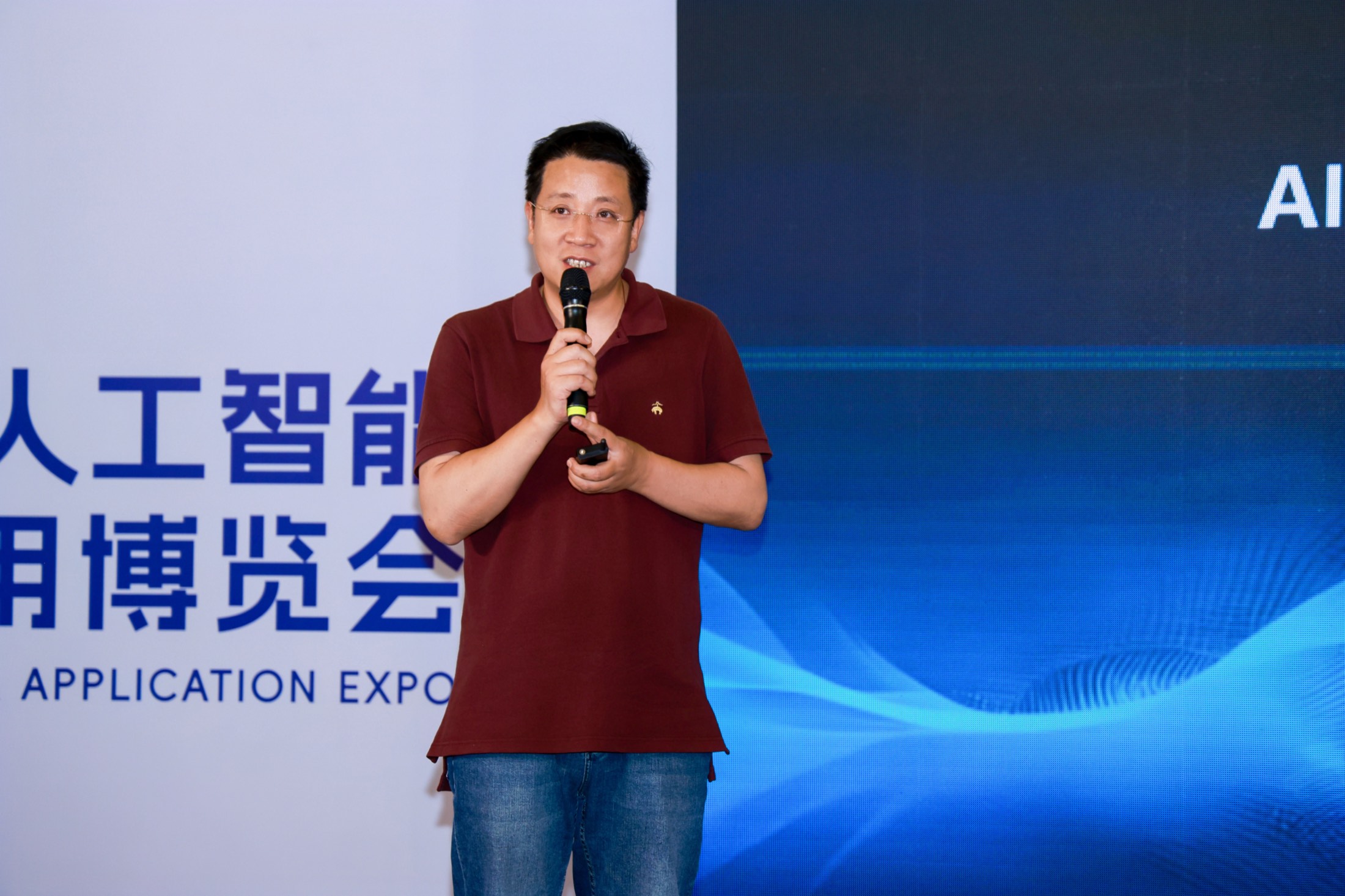 Xu Lixian, CEO of Zhuming Technology, delivers the keynote at the exchange
